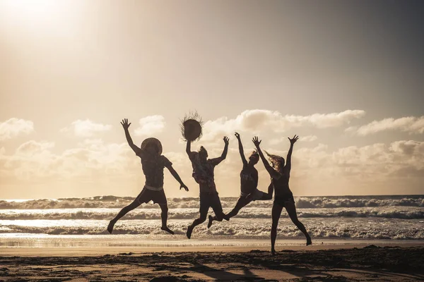 Grupo Alegre Pessoas Meninos Meninas Divertem Juntos Praia Durante Férias — Fotografia de Stock