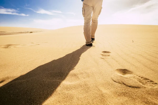 Viaje Explore Concepto Gente Con Hombre Visto Desde Atrás Caminando — Foto de Stock