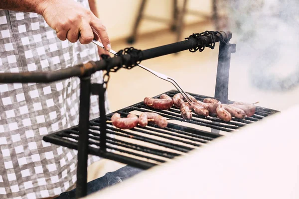 Cierre Las Manos Del Hombre Cocinando Carne Fresca Una Antigua —  Fotos de Stock
