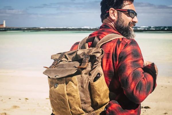 Mann Mit Bart Und Sonnenbrille Genießt Freizeitaktivität Strand — Stockfoto