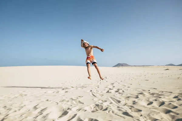 Jeune Caucasien Adolescent Fou Amuser Plage Comme Désert Pour Les — Photo