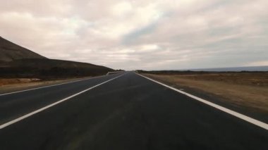 Çöl boyunca boş yolda giden araba, seyahat kavramı.