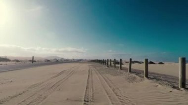 bulutlar gökyüzü arka plan üzerinde çölde boş yolda araba sürüş, seyahat konsepti