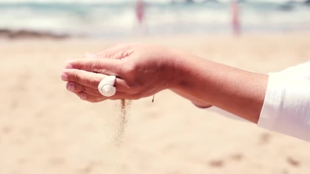 Primo Piano Mani Femminili Versando Sabbia Sulla Spiaggia — Video Stock