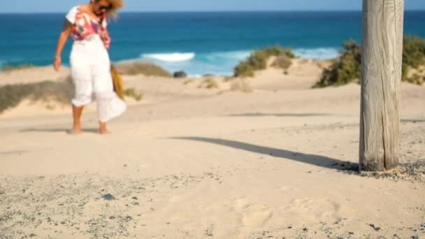 砂浜を裸足で歩く女性は — ストック動画