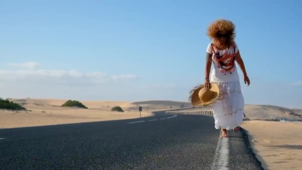 Vista Mujer Corriendo Por Carretera Durante Día — Vídeo de stock