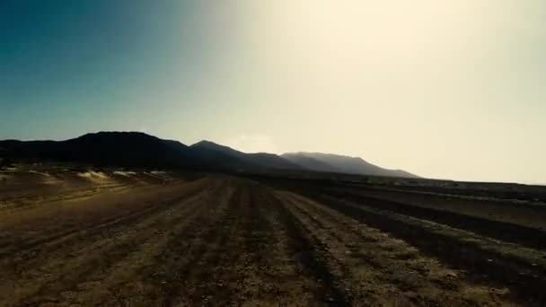 Автомобиль Вождения Пустой Дороге Пустыне Время Заката Концепция Путешествия — стоковое видео