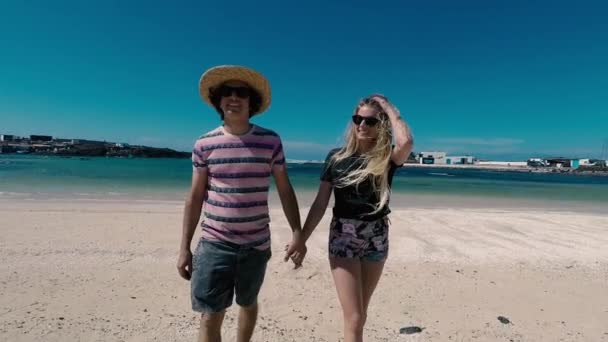 Couple Joyeux Passer Temps Ensemble Plage Pendant Les Vacances — Video