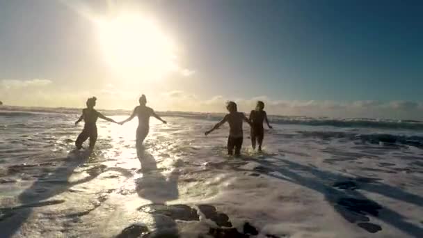 Grupo Jóvenes Amigos Que Huyen Del Mar Durante Las Vacaciones — Vídeo de stock