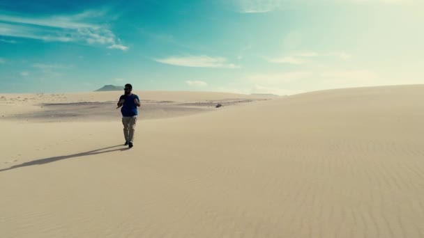 砂漠を歩く男のハイカーのスローモーション — ストック動画