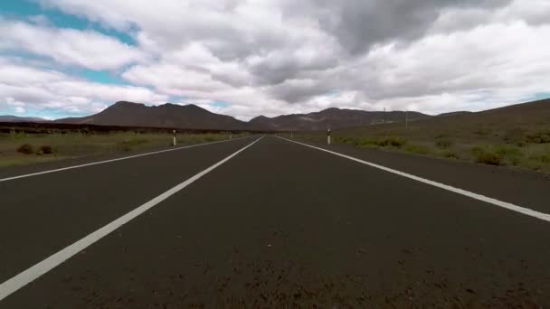 沿着沙漠在空旷的道路上开车 旅行概念 — 图库视频影像