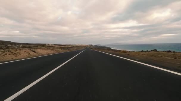 Jazda Samochodem Pustej Drodze Wzdłuż Pustyni Koncepcja Podróży — Wideo stockowe