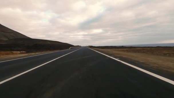 砂漠に沿って空の道を走る車旅行のコンセプト — ストック動画