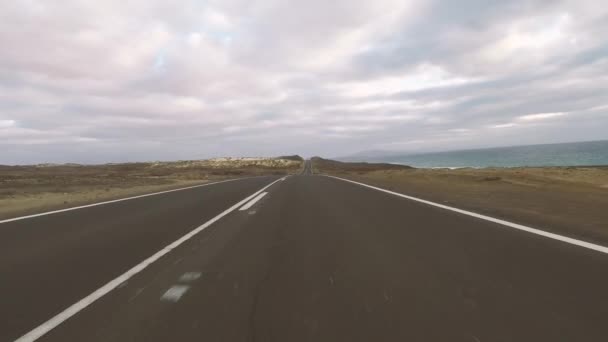 Αυτοκίνητο Οδήγηση Άδειο Δρόμο Κατά Μήκος Της Ερήμου Ταξιδιωτική Έννοια — Αρχείο Βίντεο