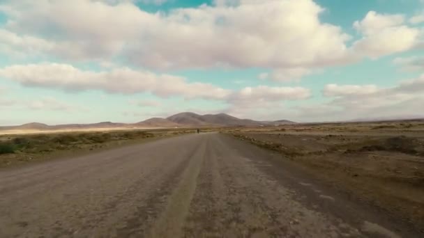 Автомобиль Вождения Пустой Дороге Пустыне Фоне Неба Облака Концепция Путешествия — стоковое видео