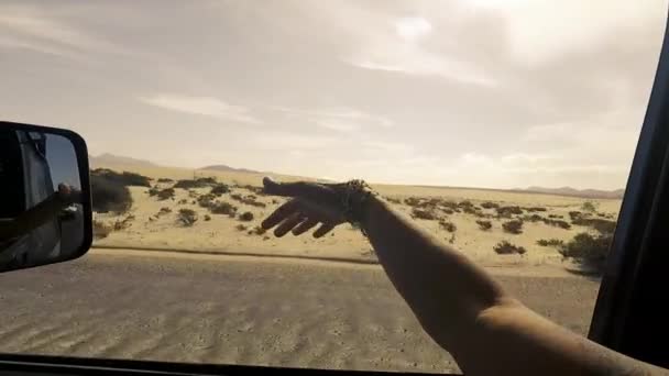 Mujer Jugando Con Viento Como Ala Viajando Coche Cruzando Desierto — Vídeo de stock