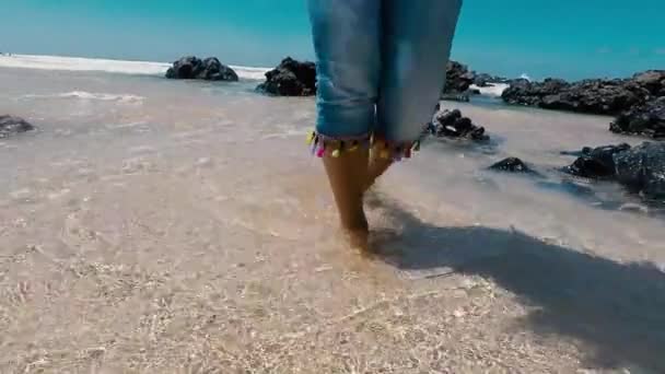 海から逃げ出す女性のスローモーション — ストック動画