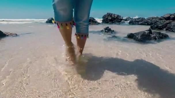 Slow Motion Van Vrouw Die Uit Oceaan Loopt — Stockvideo