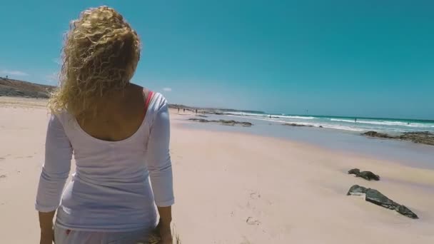 Mujer Caminando Descalza Playa Arena — Vídeos de Stock