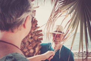 Mutlu üst düzey çift gülüyor yaz gününde sarıldı
