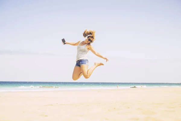 Menina Bonita Com Cabelo Encaracolado Jeans Curtos Desfrutando Praia Enquanto — Fotografia de Stock