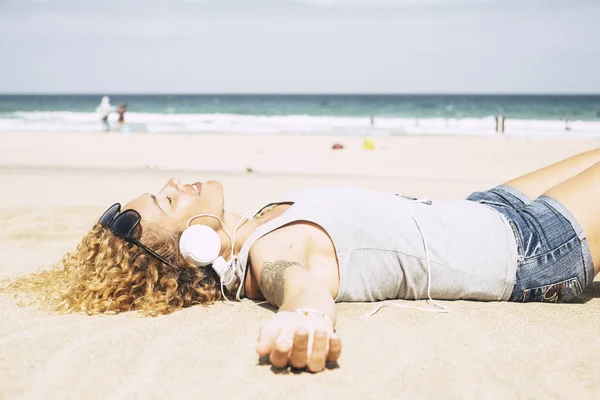 Linda Chica Con Pelo Rizado Jeans Cortos Disfrutando Playa Mientras —  Fotos de Stock