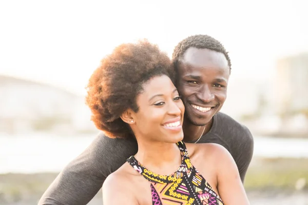 Feliz Casal Africano Sentado Praia Temporada Verão — Fotografia de Stock