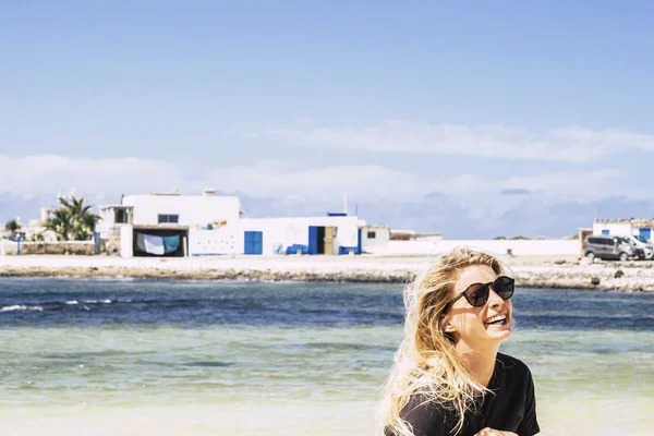 Echte Leven Mooi Blond Meisje Lachen Veel Outdoor Traditionele Stad — Stockfoto