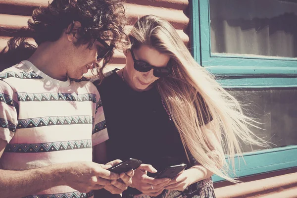 Jóvenes Hermosa Pareja Disfrutando Utilizando Teléfono Celular Moderno Juntos Mirando —  Fotos de Stock