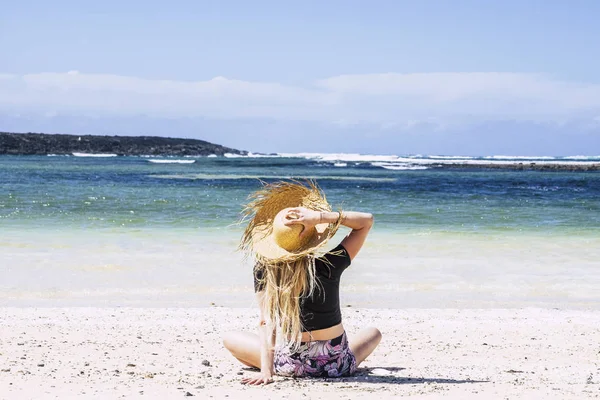 여름휴가를 즐기는 사람들은 해변을 바라보며 바다를 느끼는 아름다운 금발의 아기와 — 스톡 사진