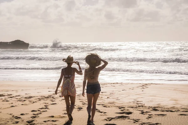 Duas Belas Mulheres Caucasianas Com Chapéu Turístico Visto Volta Andando — Fotografia de Stock