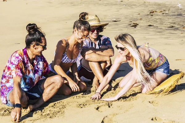 Grupo Amigos Divertindo Brincando Praia Perto Mar Durante Dia — Fotografia de Stock