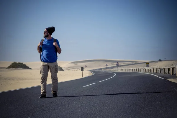 Uomo Piedi Nel Bel Mezzo Una Lunga Strada Con Deserto — Foto Stock