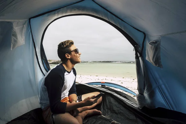 Junge Genießt Freiheit Zeltlager Strand Tropischen Paradies — Stockfoto