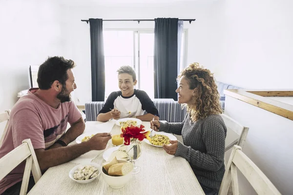Família Caucasiana Feliz Alegre Almoçando Juntos Casa — Fotografia de Stock