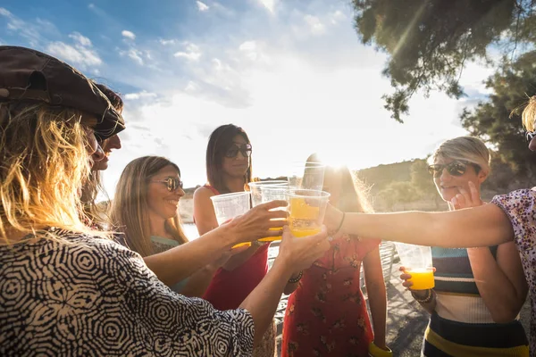 Groep Van Mensen Jonge Mooie Vrouwen Toasten Klappen Samen Buiten — Stockfoto