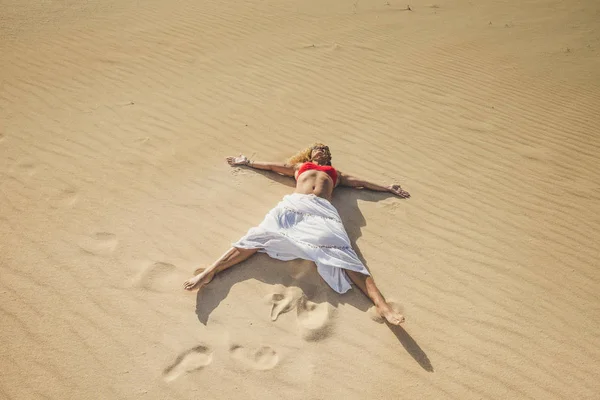 Beautiful Woman Enjoying Summer Holiday Vacation Travel Lay Beach Sand — Stock Photo, Image