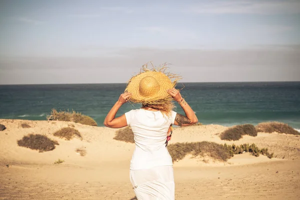 Πίσω Όψη Της Γυναίκας Στο Καπέλο Στέκεται Στην Άμμο Και — Φωτογραφία Αρχείου