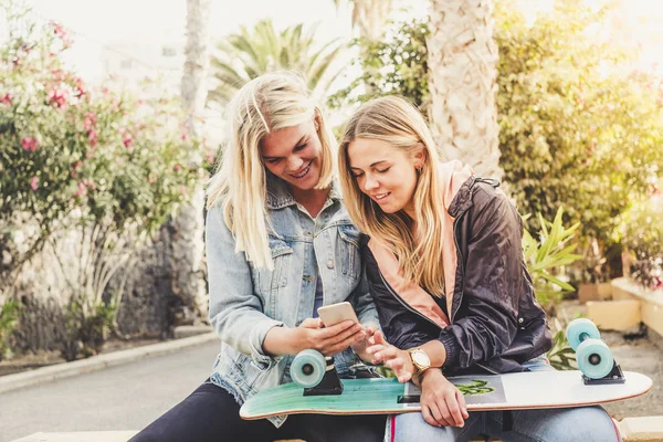 Beautiful Couple People Blonde Girls Friends Looking Messaging Phone Together — Φωτογραφία Αρχείου