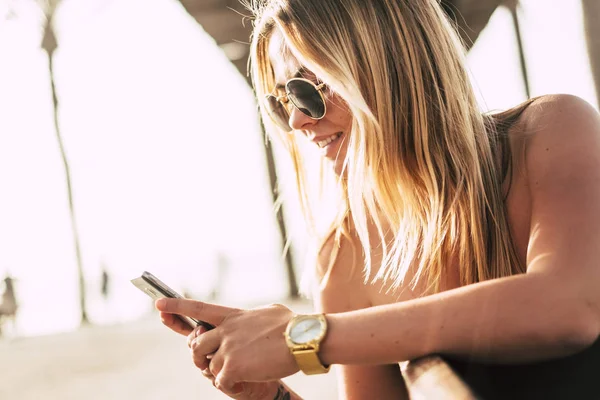 Jóvenes Millennial Personas Hermoso Cabello Dorado Rubia Chica Usando Teléfono —  Fotos de Stock