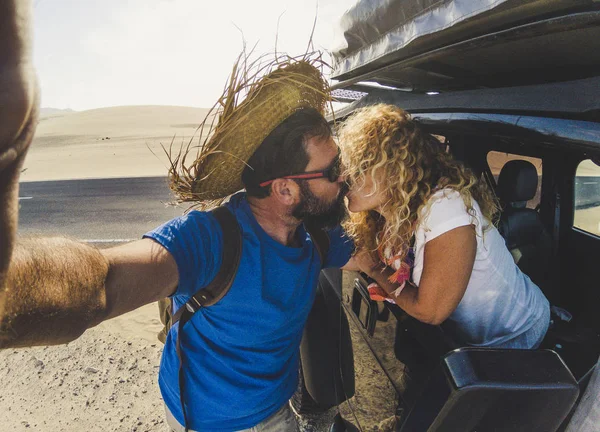 Casal Pessoas Viajante Beijando Tirando Foto Selfie — Fotografia de Stock