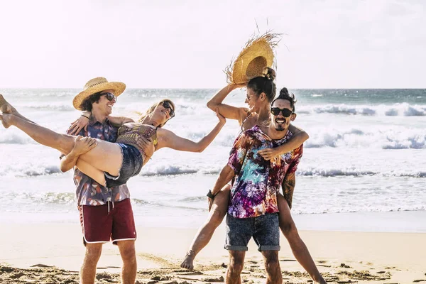 Gruppe Von Freunden Die Sich Tagsüber Strand Meer Vergnügen Und — Stockfoto