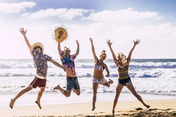 Gruppo Amici Che Divertono Giocano Spiaggia Vicino Mare Giorno — Foto Stock