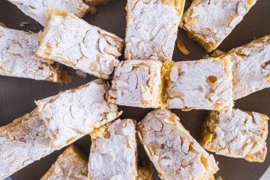 Siyah plaka üzerinde fındık ve beyaz toz şeker ile Kek kısmı 