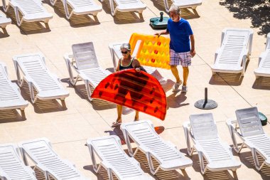 Yazın insanlar, renkli limuzinleri olan yetişkin beyaz bir çiftle yüzme havuzuna gelip biraz eğlenmek ve yaz tatili aktivitelerinde birlikte dinlenmek istiyorlar.