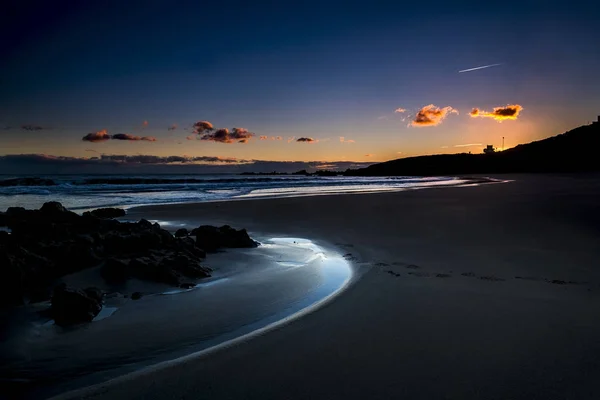 Gün Batımında Arka Planda Renkli Gökyüzü Olan Sakin Rahat Plaj — Stok fotoğraf
