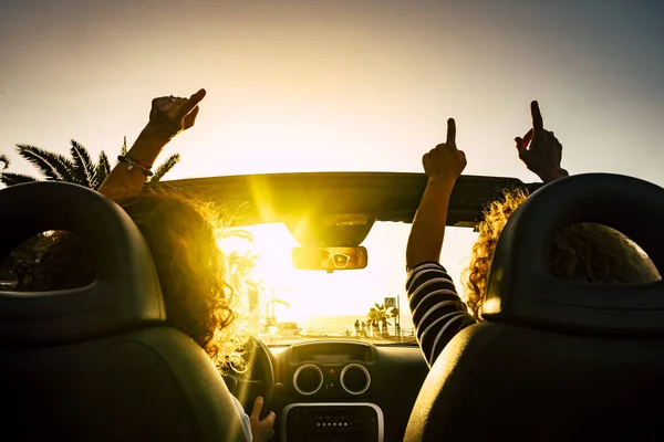 Pessoas Felizes Para Férias Viagem Com Carro Conversível Desistir Mãos — Fotografia de Stock