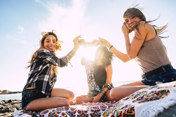 Freunde Leute Junge Hübsche Mädchen Anstoßen Zusammen Freien Sitzen Strand — Stockfoto