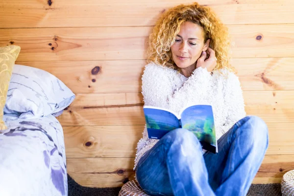 Hermosa Joven Leyendo Libro Casa Mientras Está Sentada Suelo —  Fotos de Stock