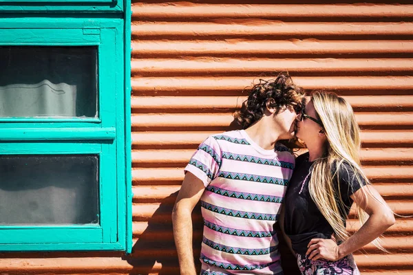 People Love Concept Young Couple Kissing Summer Sun Romantic Adventure — Stock Photo, Image